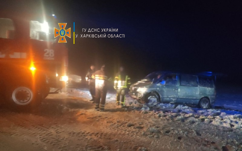 Снегопад. Спасатели оказывали помощь водителям (видео, фото)