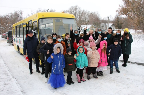 Діти з села Вірнопілля отримали від Нафтогазу «під ялинку» новий шкільний автобус