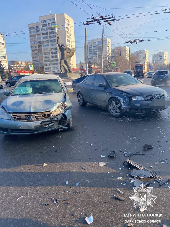 ДТП. В Харькове возле Солдата столкнулись автомобили (фото)