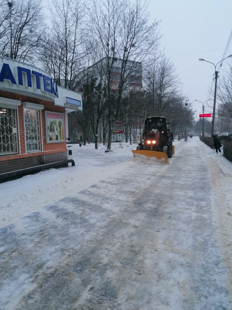 После ночного снегопада коммунальщики в Харькове расчищают дороги (фото)