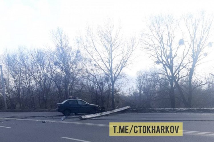 В Харькове Daewoo сбил столб ЛЭП (видео, фото)