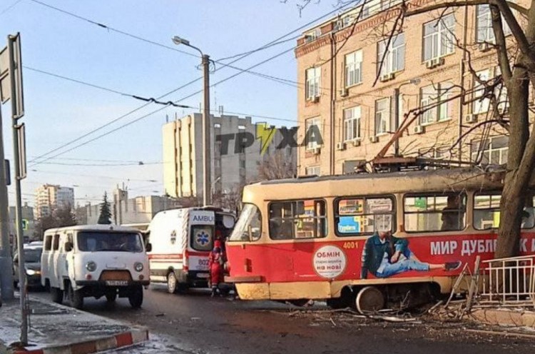 В Харькове трамвай слетел с рельс (видео, фото)