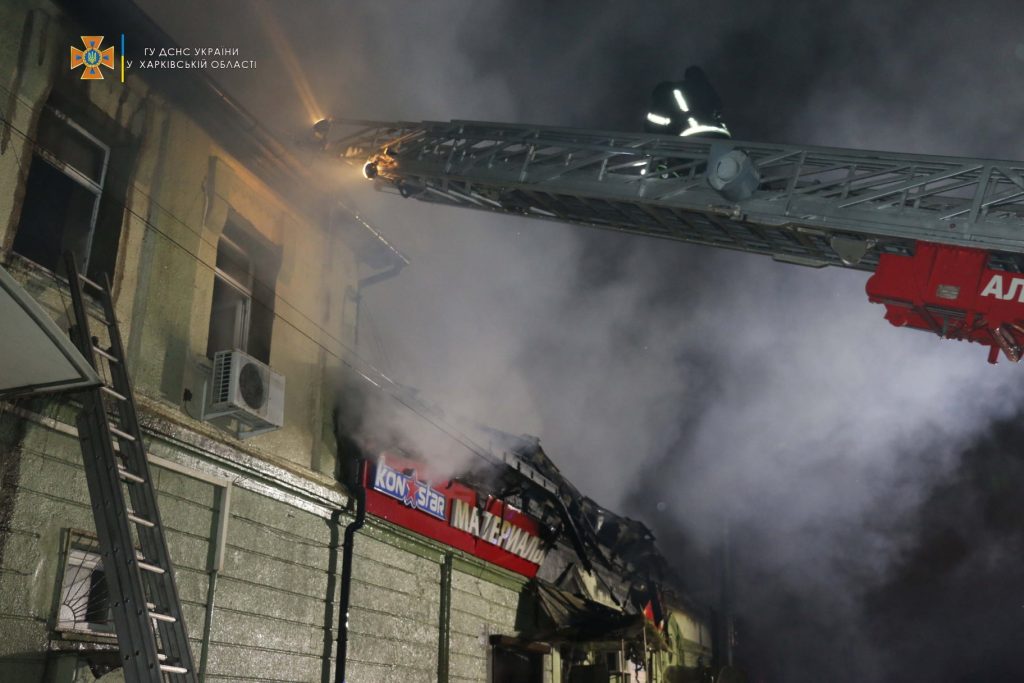 В Харькове горит торгово-складское здание (фоторепортаж)