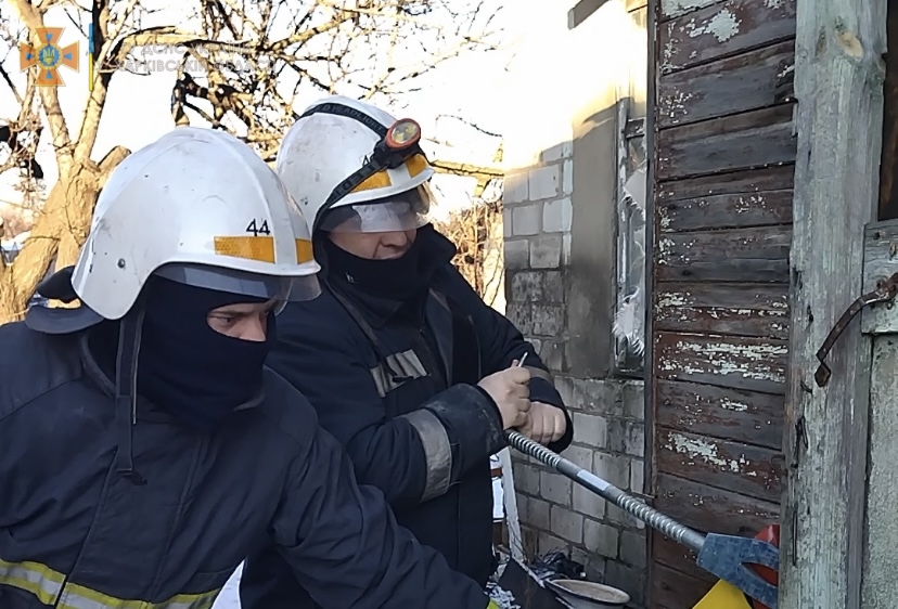 Спасатели помогли медикам скорой попасть в квартиру больной (фото)