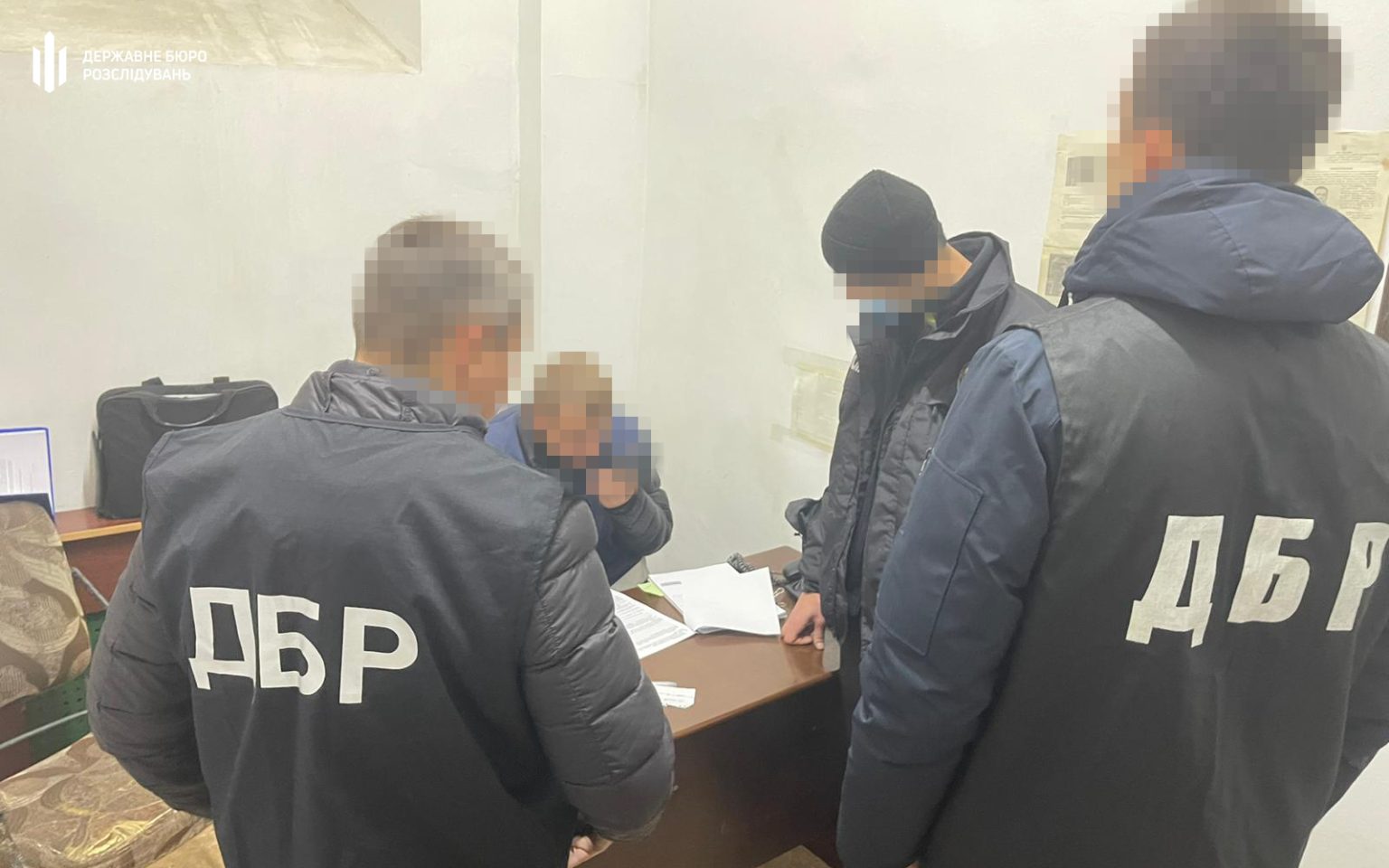 На Харьковщине полицейский продавал наркотики в помещении суда