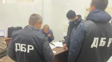 На Харьковщине полицейский продавал наркотики в помещении суда