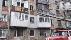 Харьковские спасатели поднялись в горящую квартиру по автолестнице (фото)