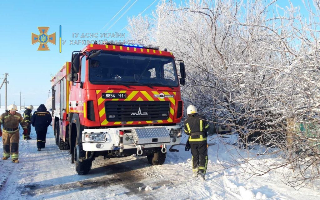 На Харьковщине добровольцы-фермеры помогли спасателям потушить пожар в частном доме (фото)
