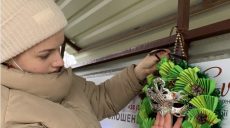 Волонтеры украсили остановки общественного транспорта елочными игрушками (фото)