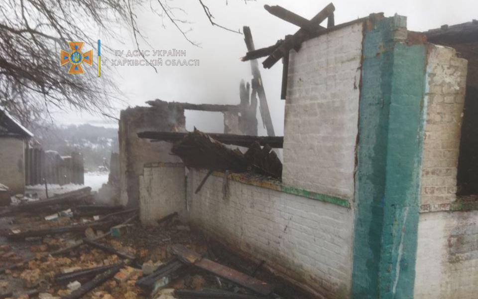 На Харьковщине 16-летний юноша и его сосед спасли на пожаре троих детей и женщину