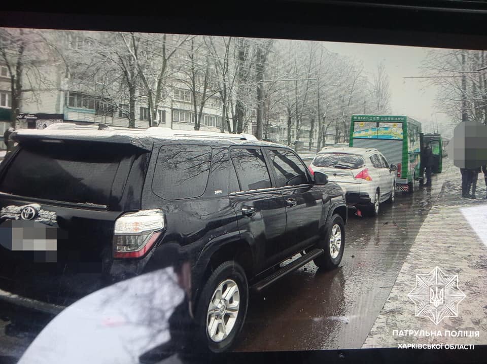 ДТП. В Харькове водитель Toyota превысил скорость и «подбил» автобус и Peugeot (фото)