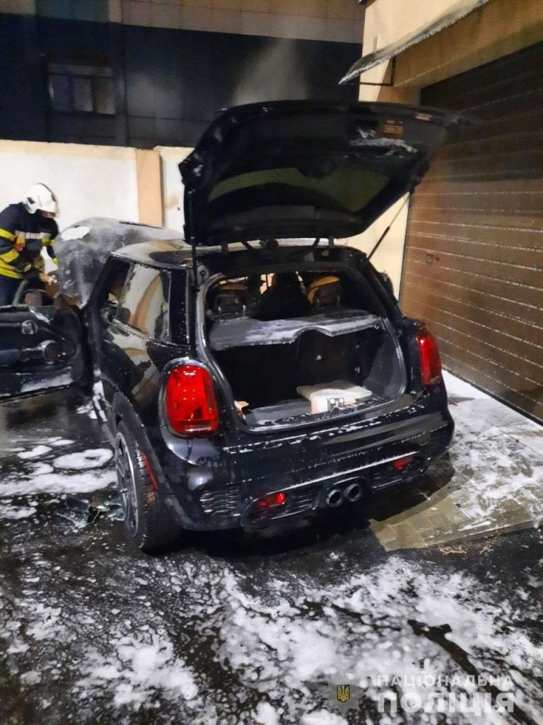 Вечером в Харькове сгорело припаркованное авто: полиция начала расследование (фото)