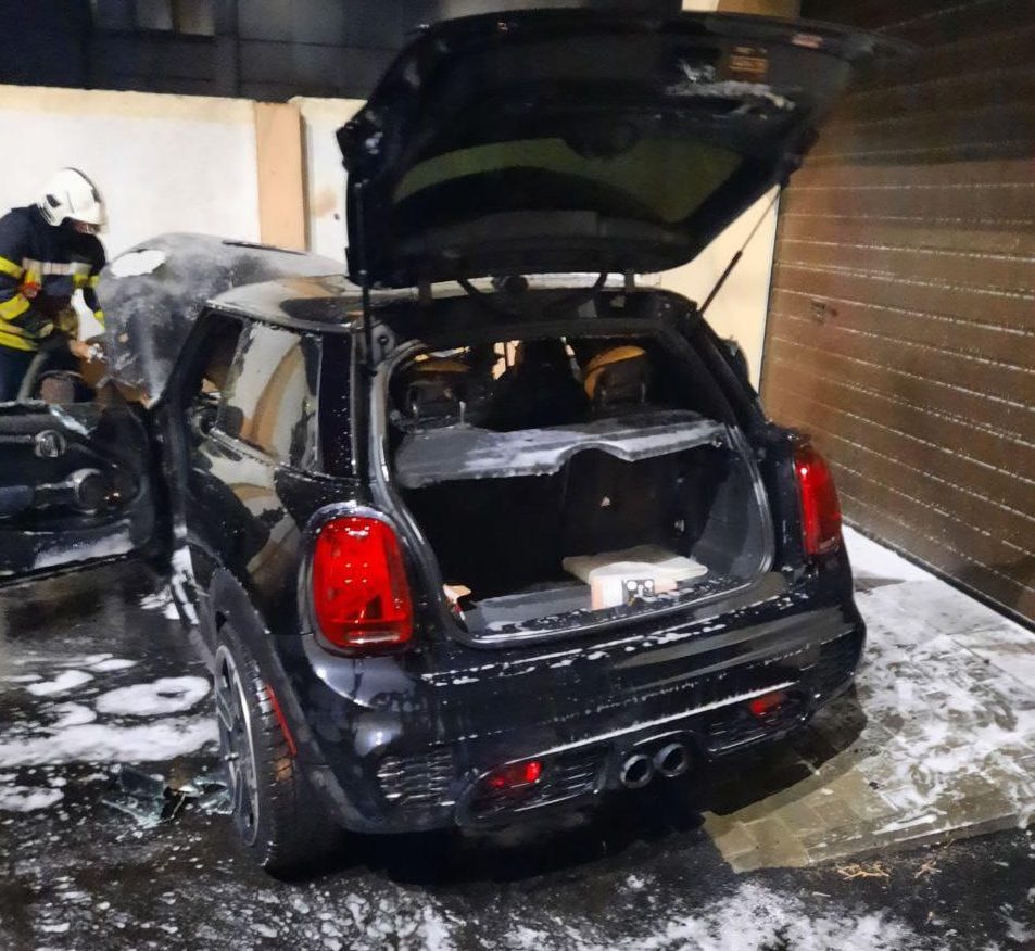 Вечером в Харькове сгорело припаркованное авто: полиция начала расследование (фото)