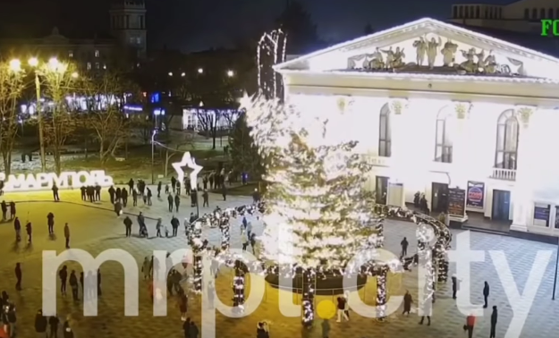 В Мариуполе упала главная городская елка (видео)