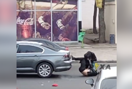 В Харькове на дороге «сцепились» двое водителей (видео)