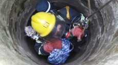 Харьковские спасатели достали из заброшенного колодца кота (фото)