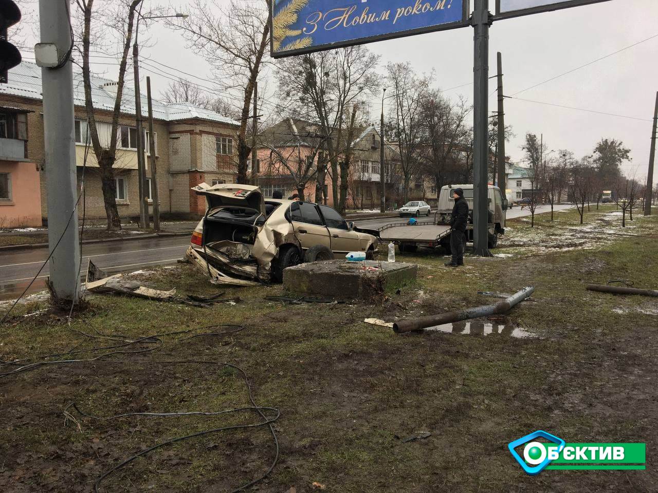 В Харькове водитель иномарки повалил два светофора