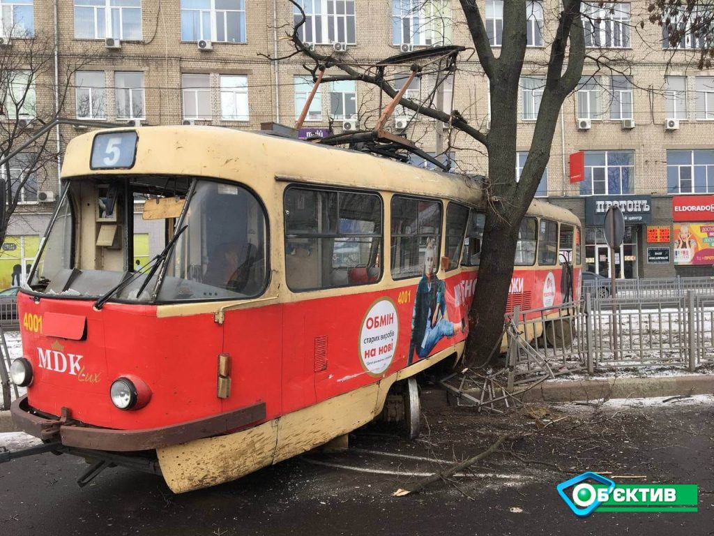 В Харькове трамвай сошел с рельс: стало известно состояние пострадавших