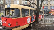 В Харькове трамвай сошел с рельс: стало известно состояние пострадавших