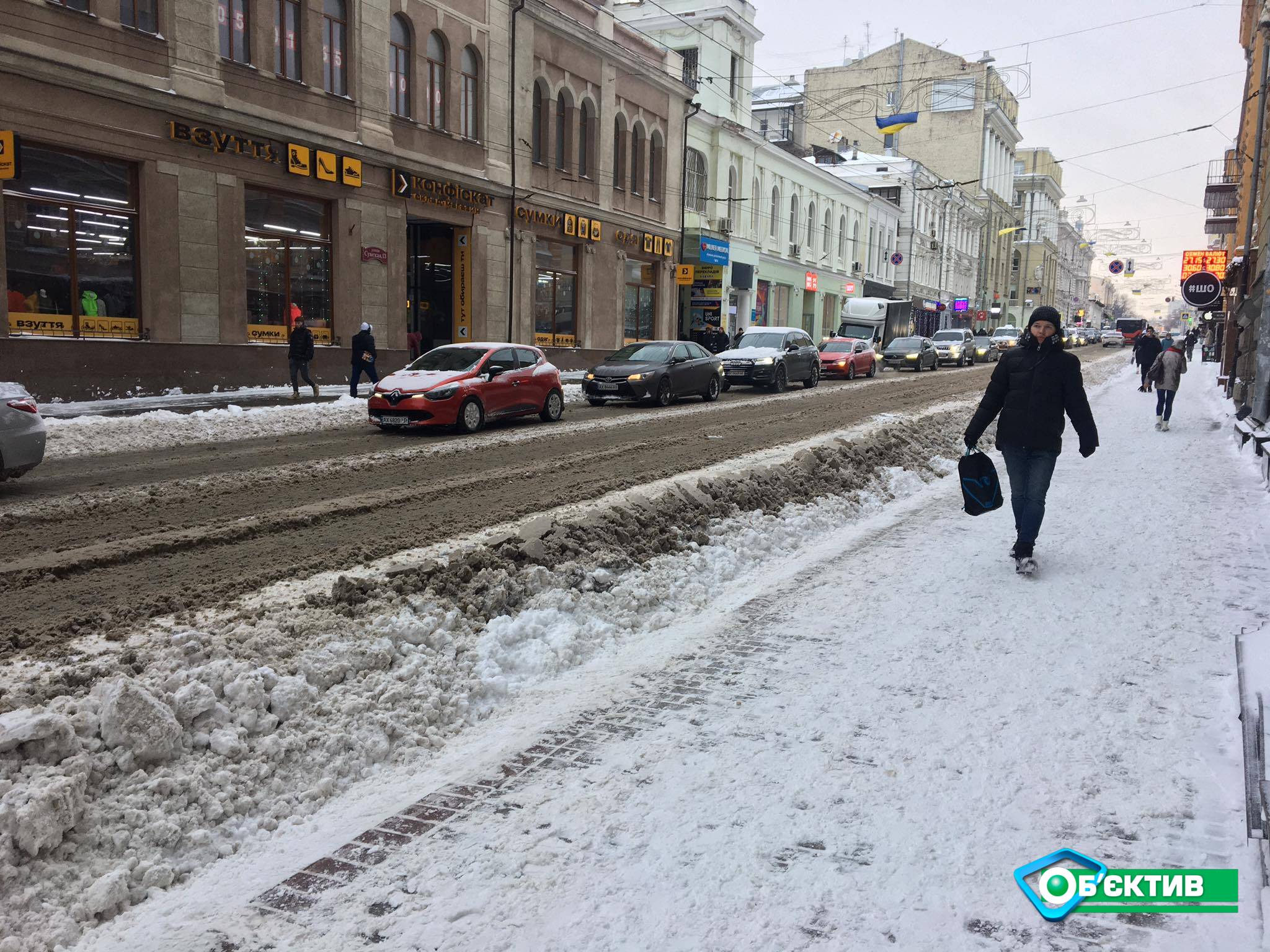 Снег с харьковских улиц спецтехника расчищала всю ночь
