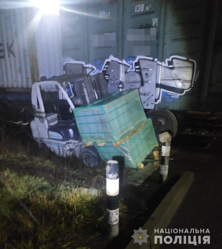 В Харькове водитель погрузчика попал под поезд (фото)