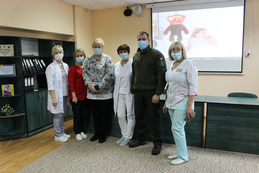Нацгвардейцы передали в Харьковскую детскую больницу сертификаты на получение препаратов крови
