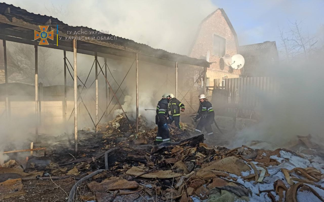 В Харькове пожар в частном дворе тушили больше трех часов (фото)