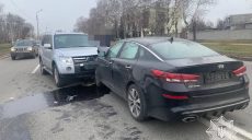 В Харькове на дороге не разминулись легковушки (фото)