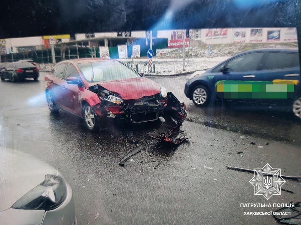 В центре Харькова два Ford не поделили дорогу