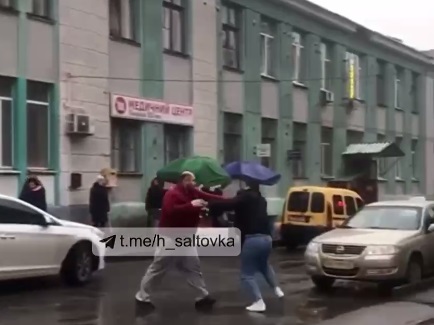 В Харькове подрались водитель и пешеход (видео)
