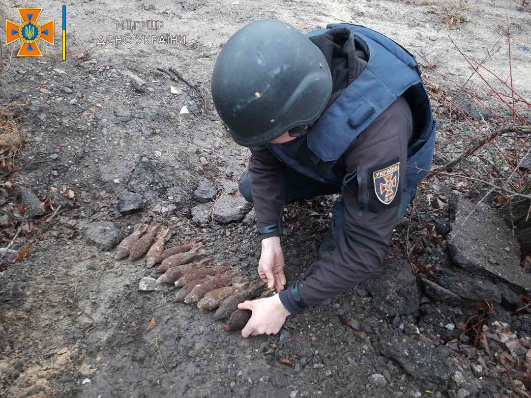 На улице райцентра Харьковщины найдены мины (фото)