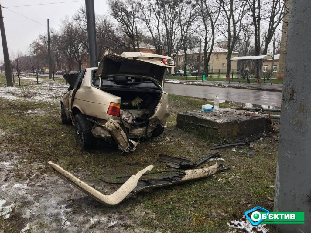 В Харькове иномарка снесла два светофора (фото)