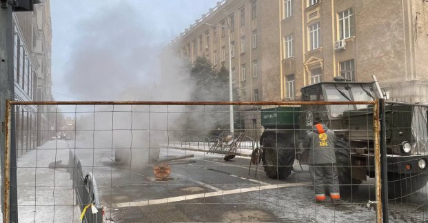 «Тепловые сети» устраняют повреждение на трубопроводе по улице Динамовской