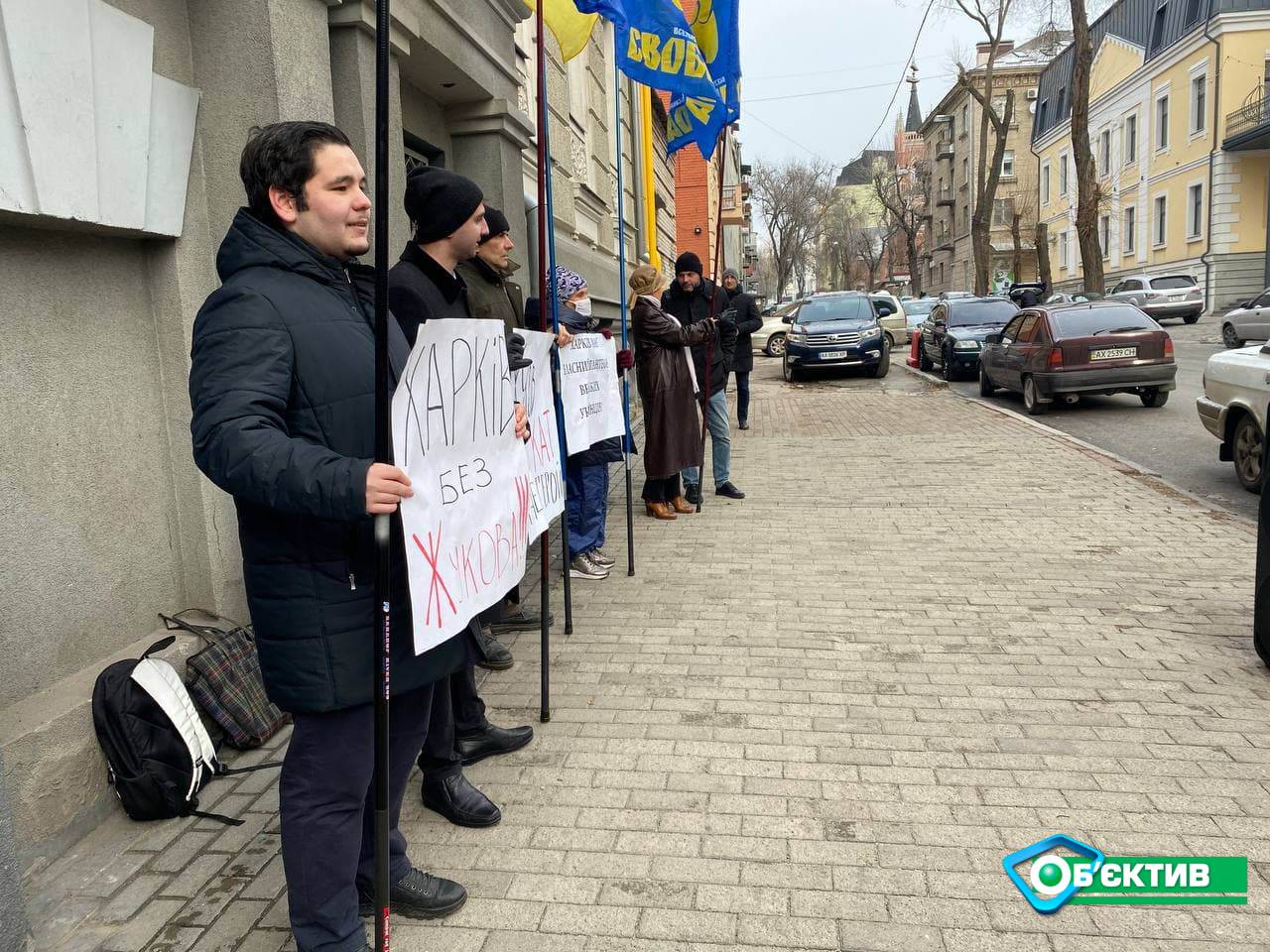 Под зданием суда, где рассматривается апелляция мэрии по переименованию проспекта Жукова, вышли активисты 