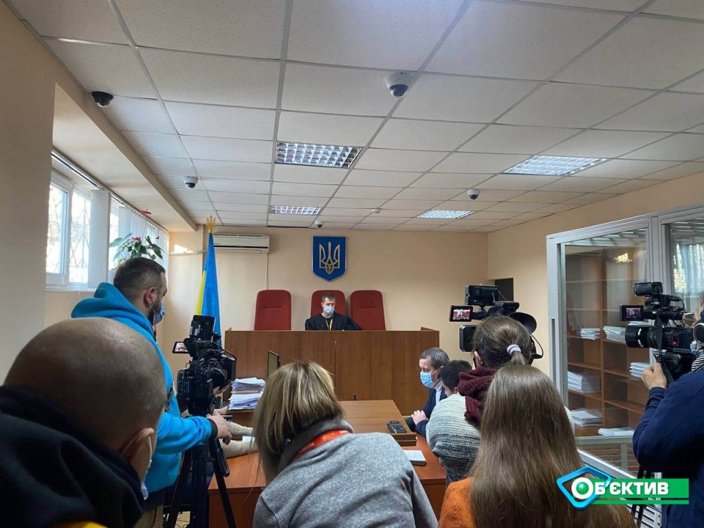 На суд в Харькове «плюющийся в копов» блогер пришел с группой поддержки (фото)