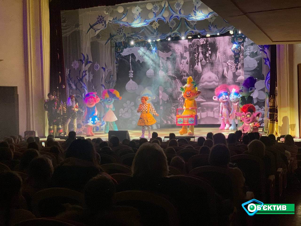 Новогодний мюзикл «Время желаний в Стране чудес» посмотрели первые зрители (фото, видео)