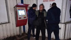 В Харькове поймали мужчину, который похитил деньги из десятков платежных терминалов (фото)