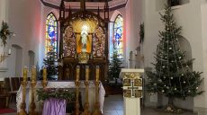 Устанавливают вертеп и наряжают елку:  католики Харькова готовятся к Рождеству (фото)