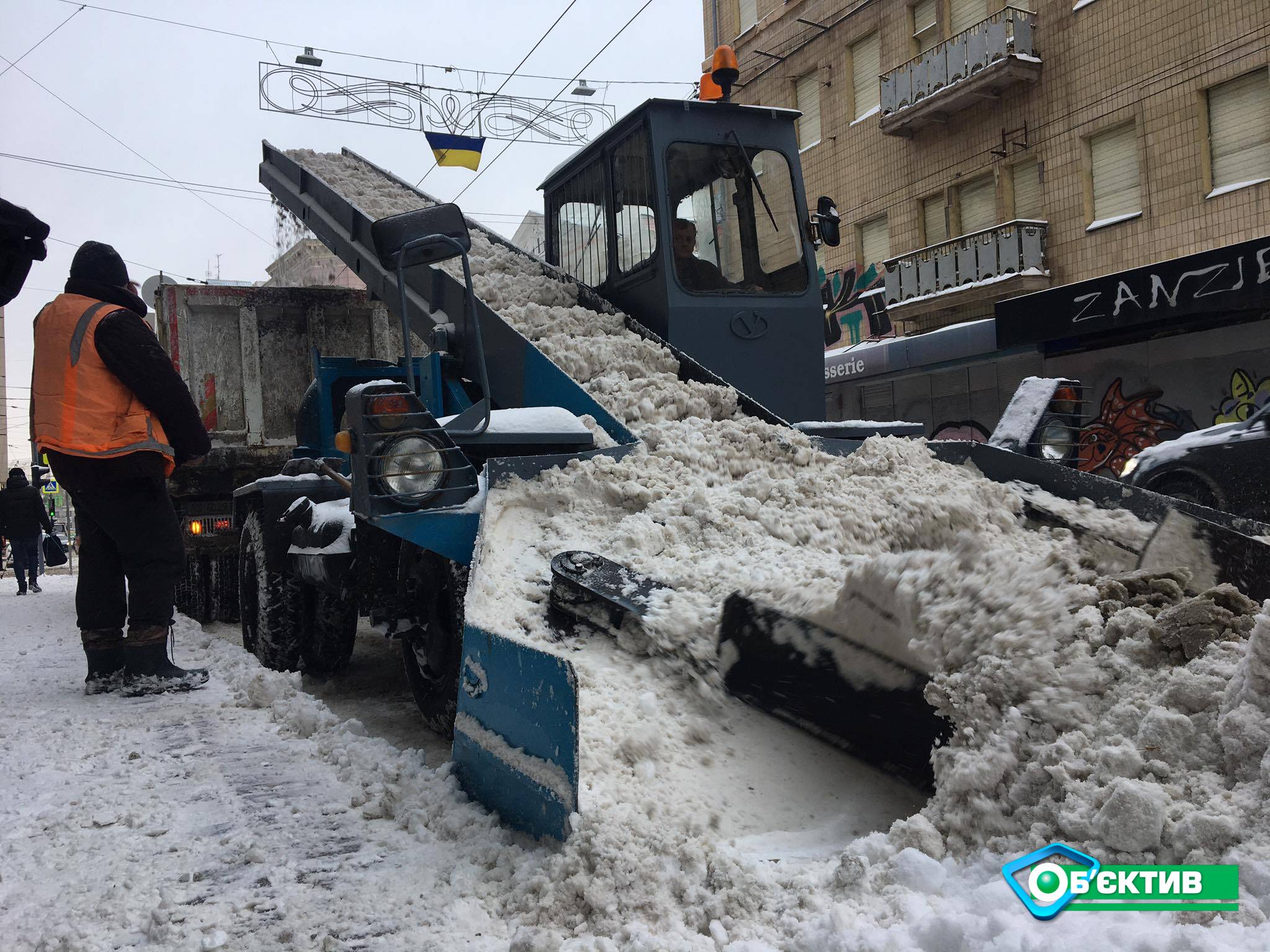 В Харькове коммунальщики борются последствиями сильного снегопада