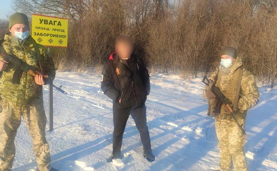 Харьковские пограничники помешали украинцу нелегально пробраться в Россию (фото)