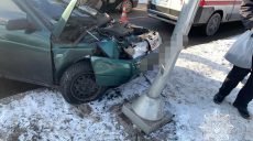 ДТП. В Харькове водитель сбил светофор (фото)