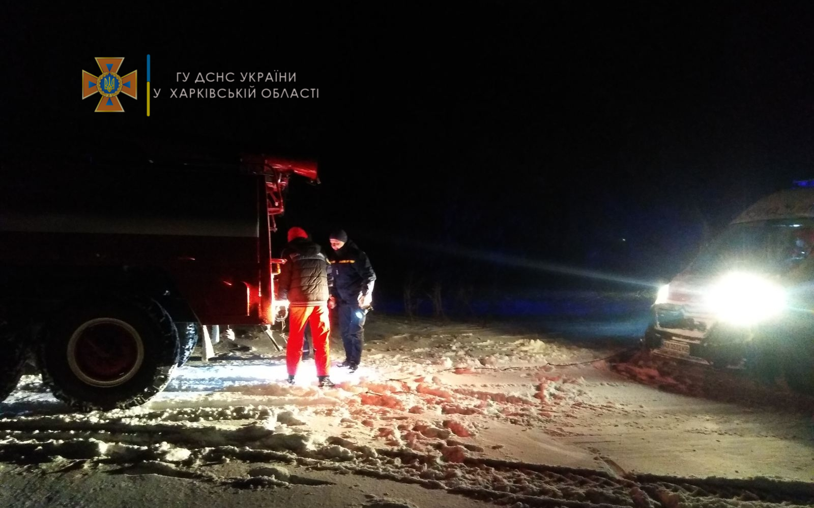 Непогода на Харьковщине. Спасатели достают из снежных заносов автомобили (фото)