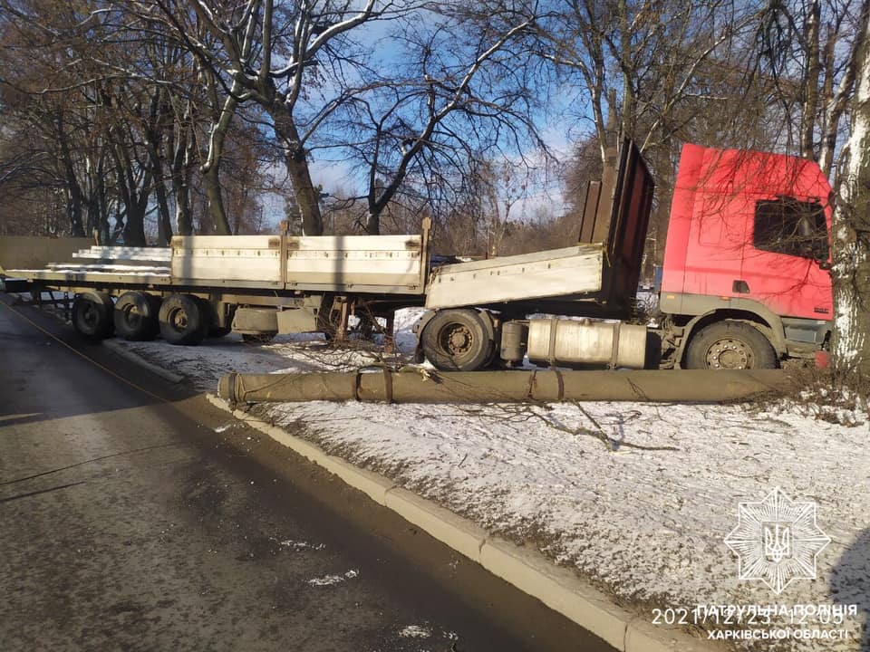 ДТП. В Харькове DAF сбил столб (фото)