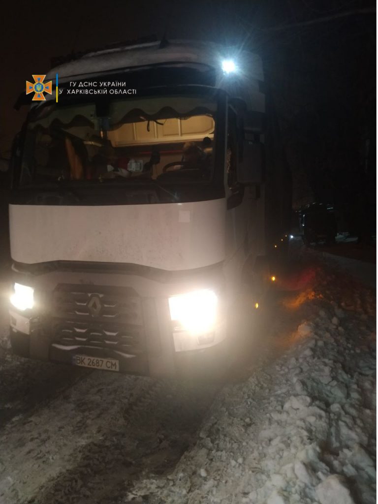 На Харьковщине грузовики застревают в сугробах