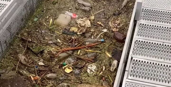 За 12 дней поверхность мусорного уловителя на реке Уды полностью заполнилась (видео)
