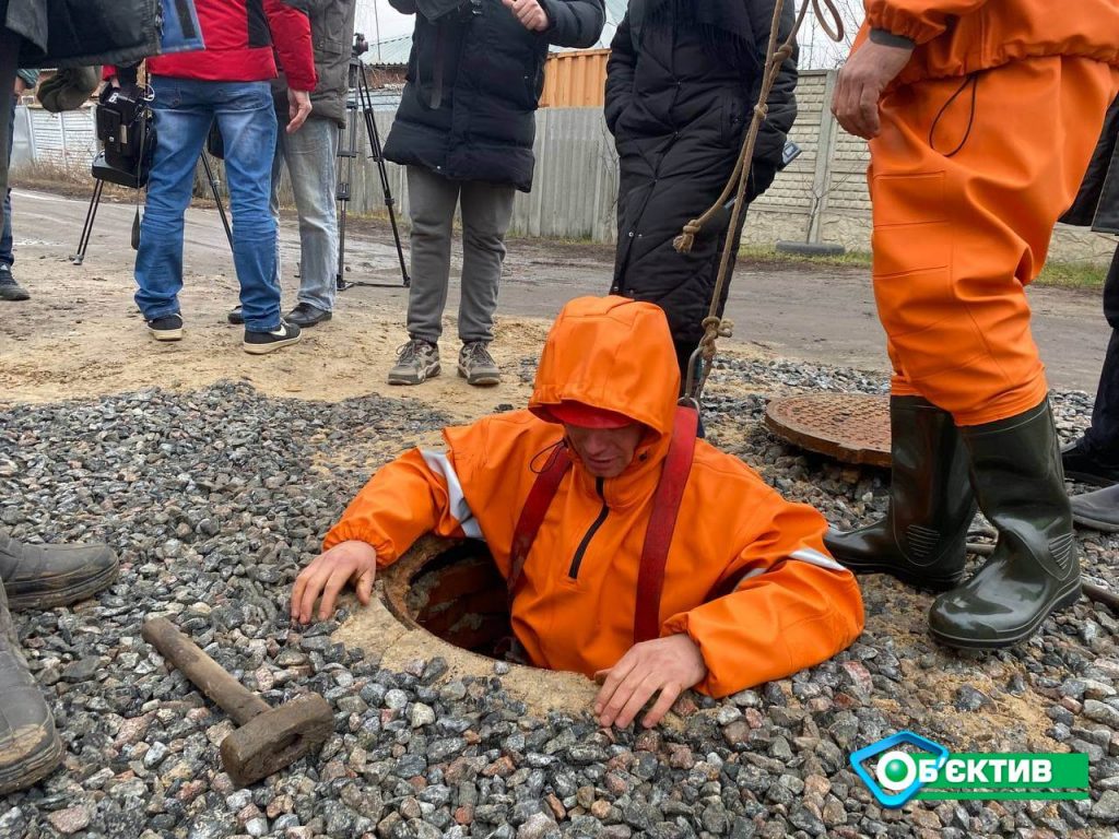 Не пропускает воду и не сковывает движение: в «Харьковводоканале» показали новые защитные костюмы (фото)