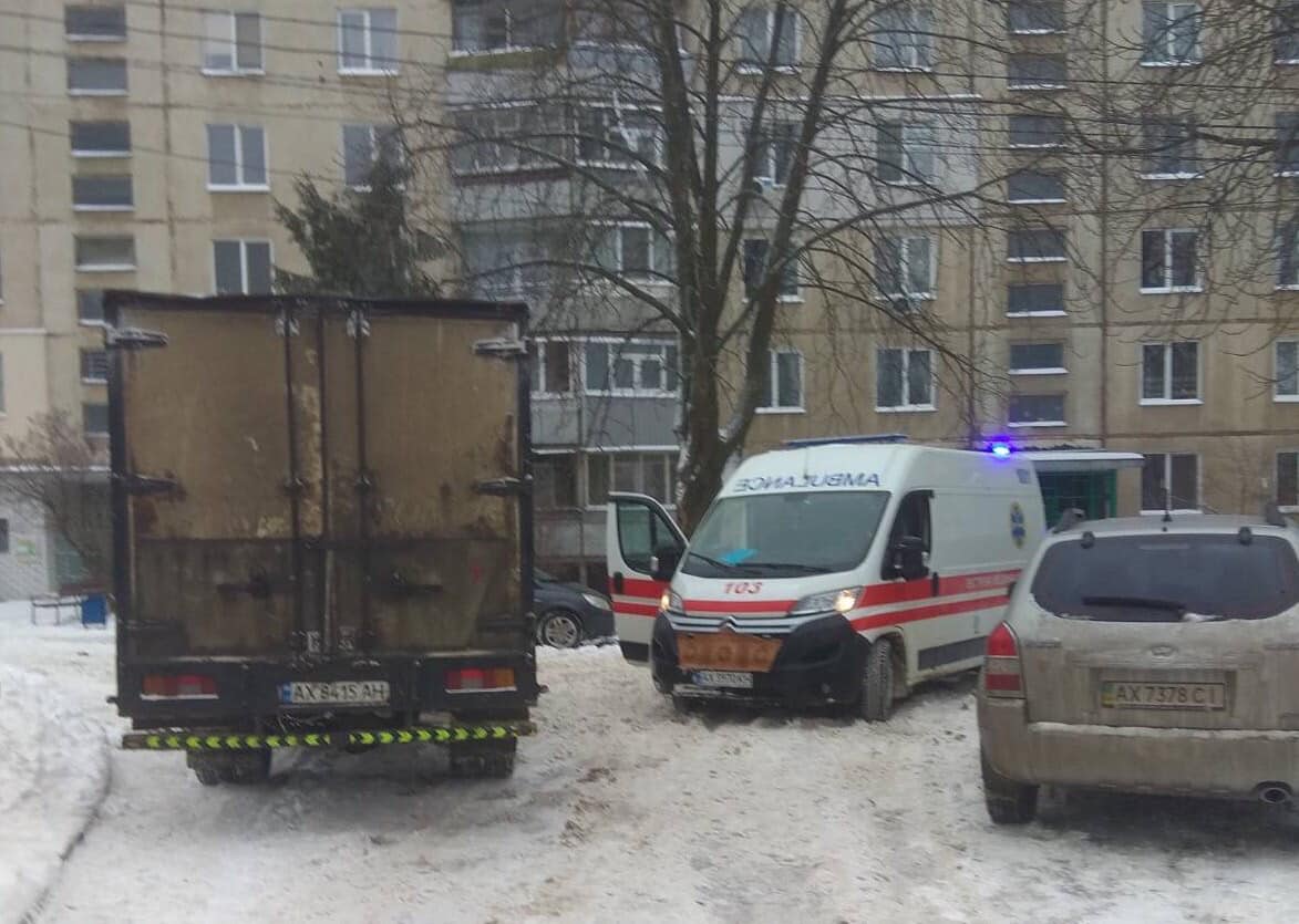 В Харькове припаркованные автомобили затруднили подъезд «скорой» к пациентке (фото)