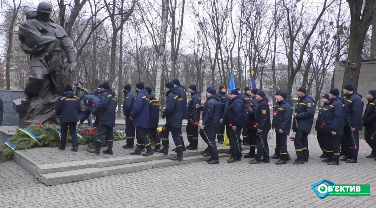 Харьковские спасатели возложили цветы в День памяти участников последствий аварии на Чернобыльской АЭС
