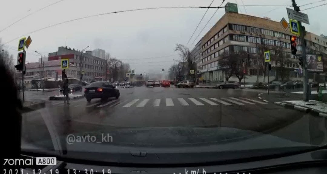 В Харькове водитель Daewoo едва не сбил пешехода