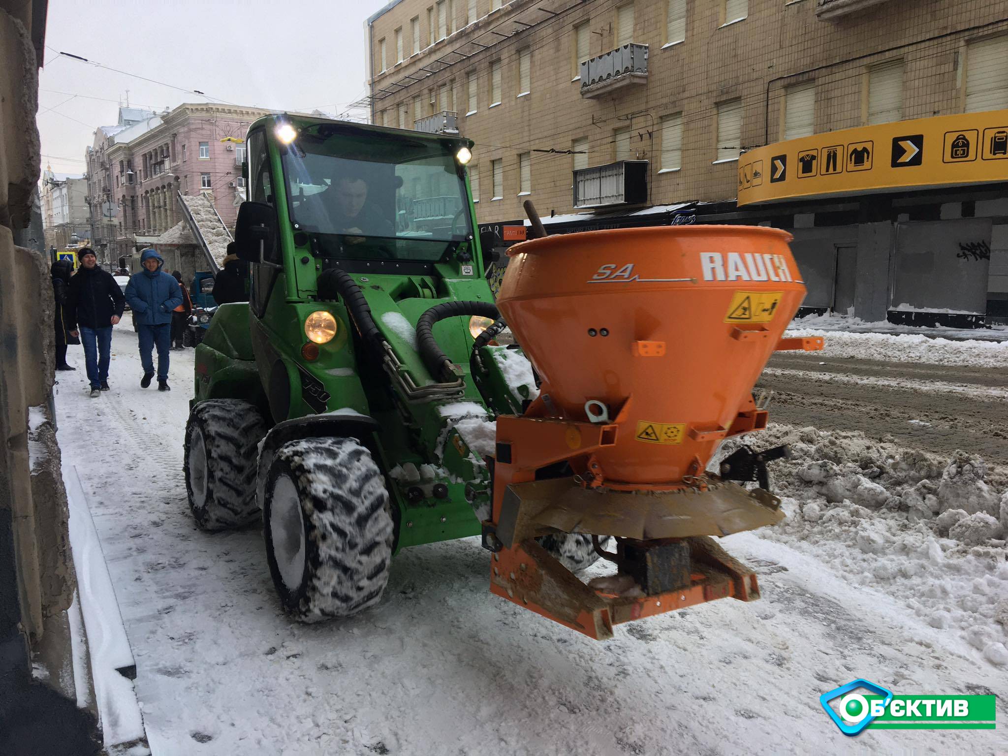 В Харькове на уборку снега вывели 127 единиц техники